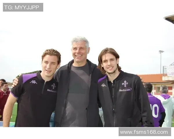 外国足球明星同框合影展现友谊与激情的瞬间回顾